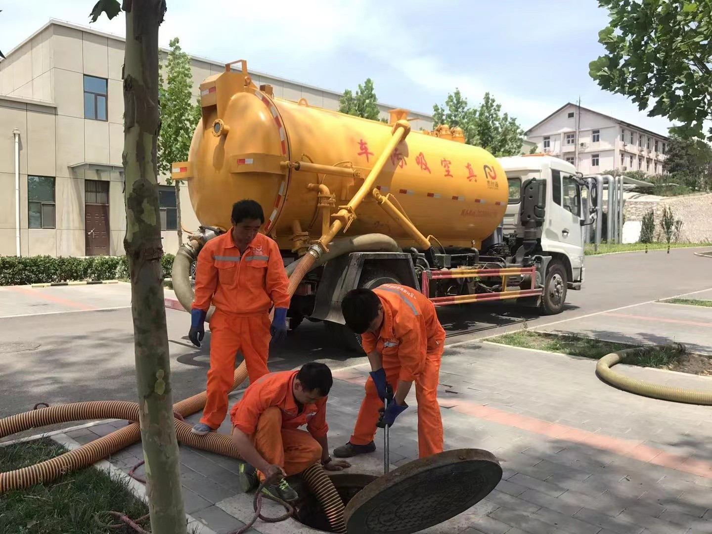 金台管道疏通车停在窨井附近