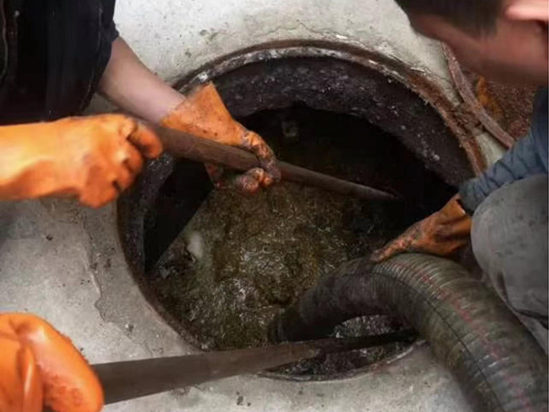 金台清理化粪池时如何避免沼气的危害？